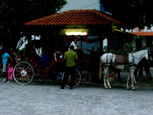 Auf dem Platz vor der Kirche laden Kutschen zu romantischen Fahrten ein